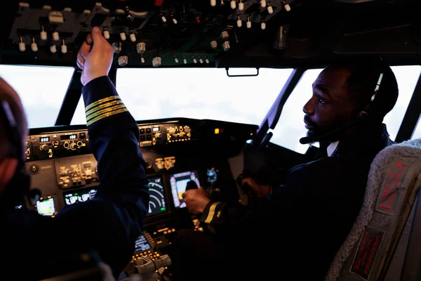 Equipo Multiétnico Pilotos Que Utilizan Panel Control Cabina Para Volar — Foto de Stock