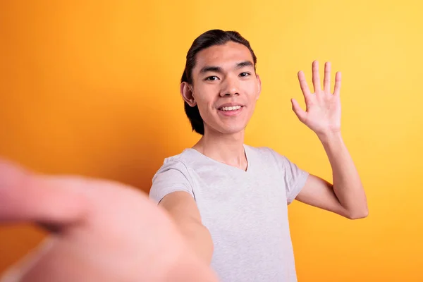 Sorrindo Jovem Asiático Homem Falando Vídeo Chamada Acenando Olá Primeira — Fotografia de Stock