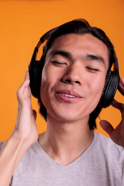 Joven Hombre Asiático Escuchando Música Disfrutando Canción Auriculares Inalámbricos Con —  Fotos de Stock