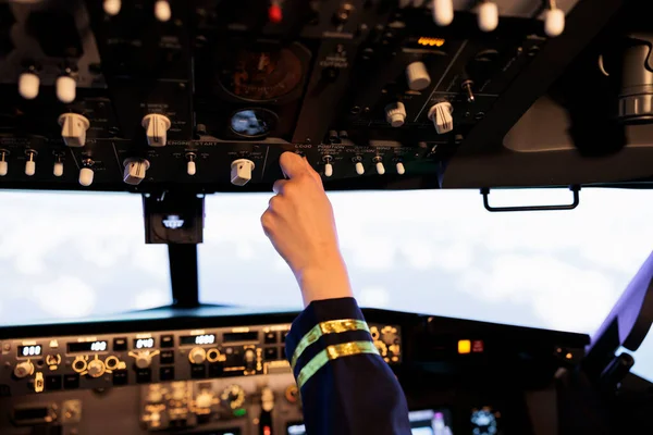 Feminino Piloto Pressionando Botões Ligar Painel Controle Voando Avião Com — Fotografia de Stock