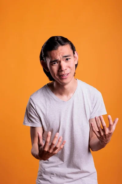 Llorando Joven Asiático Hombre Mendigando Estirando Las Manos Mirando Cámara —  Fotos de Stock