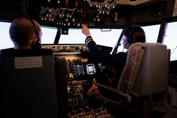 Piloto Fêmea Auxiliando Capitão Decolar Voar Avião Usando Botões Comando — Fotografia de Stock
