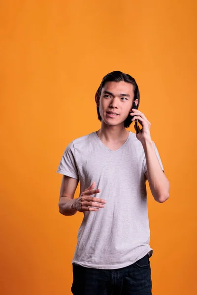 Jonge Aziaat Aan Het Chatten Smartphone Communicatie Tiener Die Telefoneert — Stockfoto
