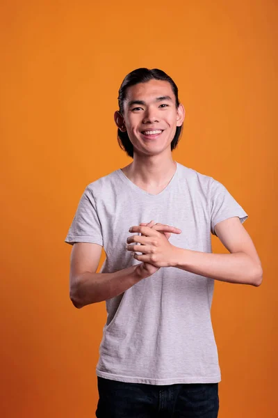 Jonge Volwassen Vrolijke Glimlachende Aziatische Man Klappen Handen Portret Positieve — Stockfoto