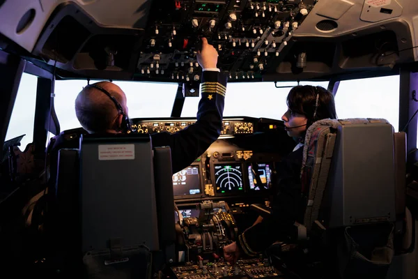Aeromobili Squadra Volo Aereo Con Comando Cruscotto Utilizzando Pannello Controllo — Foto Stock