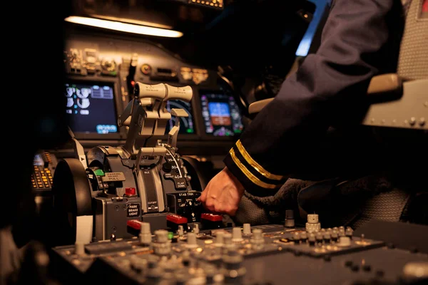 女用客机在飞机驾驶舱中按仪表盘按钮 准备用引擎杠杆或手柄起飞 副驾驶使用控制面板指令和挡风玻璃导航雷达 靠近点 — 图库照片