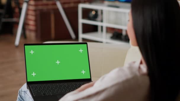 Женщина Ноутбуком Зеленым Экраном Хрома Ключ Дисплей Шаблон Сидя Диване — стоковое видео