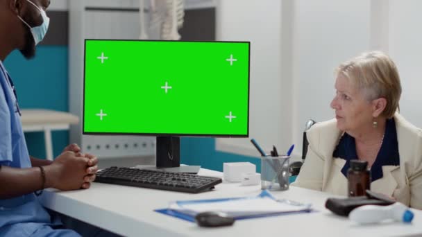 Pielęgniarka Pacjent Wózku Inwalidzkim Patrząc Zielony Ekran Monitorze Pojedynczy Wyświetlacz — Wideo stockowe
