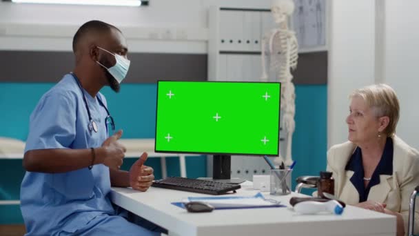 Pielęgniarka Kobieta Zaburzeniami Analizowania Wyświetlacza Greenscreen Komputerze Korzystanie Odizolowanego Szablonu — Wideo stockowe