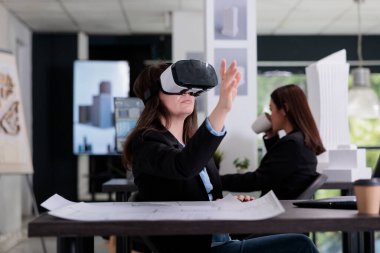 VR kulaklıklı mimar sanal inşa modeline dokunuyor, metaverse projesinde çalışıyor. Mimarlık bürosunda çalışan mühendisler, artırılmış gerçeklik gözlüğü takan emlakçılar.