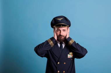 Uçak pilotu elleriyle kulaklarını kapatıyor, kötü bir şey görmüyor, duymuyor, kötü bir şey söylemiyor. Uçak kaptanı kamera önüne bakıyor, dinleme işareti yok, üç bilge maymun bilgelik kavramı