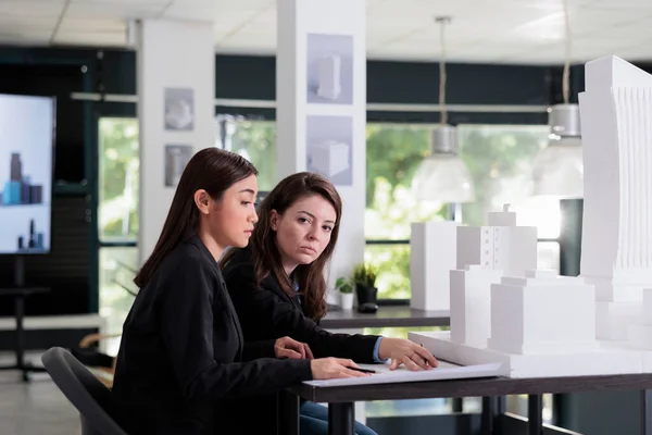 Architetti Che Lavorano Con Cianografie Discutono Città Edificio Modello Stampato — Foto Stock