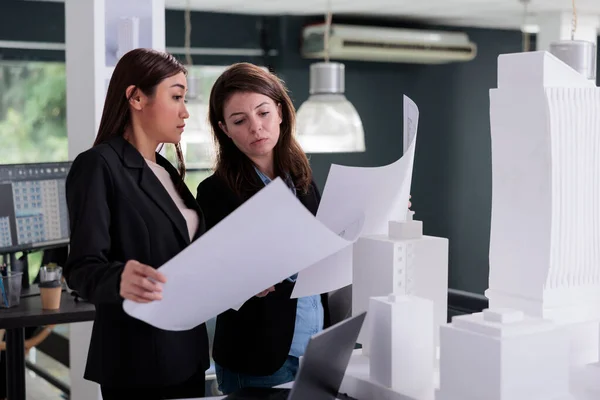 Arquitectos Discutiendo Planos Trabajando Cad Manteniendo Proyecto Construcción Edificios Coworking — Foto de Stock