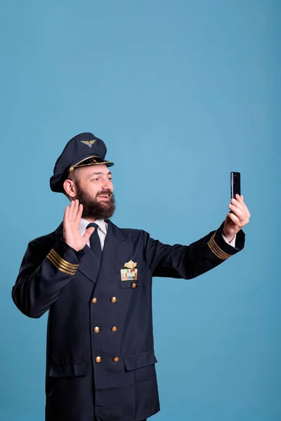 Flugzeugführer Begrüßt Remote Mitglieder Der Flugbesatzung Während Eines Online Videokonferenzgesprächs — Stockfoto