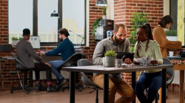 Ofisteki meslektaşlarım araştırma çalışmaları planlamak, belgeler ve cihazla ilgili bilgileri analiz etmek için beyin fırtınası yapıyorlar. İş sunumu ve rapor projesi çevrimiçi planlanıyor. Üçayak atışı.