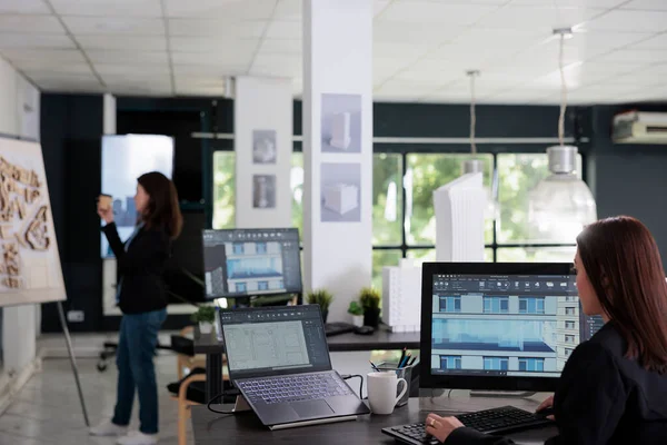 Modelleme Yazılımında Çalışan Mimar Bilgisayar Ekranında Çok Katlı Bina Modeli — Stok fotoğraf
