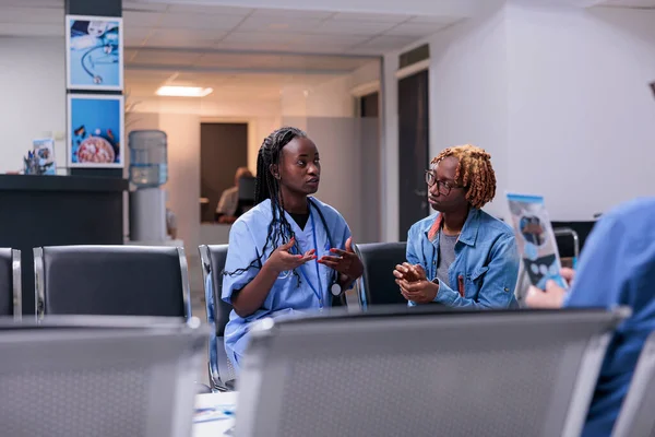 Assistante Médicale Consultante Femme Clinique Parler Maladie Des Soins Santé — Photo