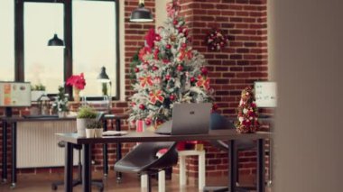 Şirket işindeki mevsimsel kış şenlikleri için Noel ağacı ve dekor kullanan boş bir şirket ofisi. Noel mevsimini kutlamak için xmas süsleri ve ışıklarla dolu bir yer, şenlikli süsler..