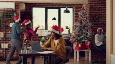 Şenlikli gürültüden rahatsız olan stresli kadın ve Noel arifesini kutlayan meslektaşlar. Hüsrana uğramış ve yorgun hisseden, gürültücü insanlar yüzünden işi yarıda kesen, kış tatili mevsimi.