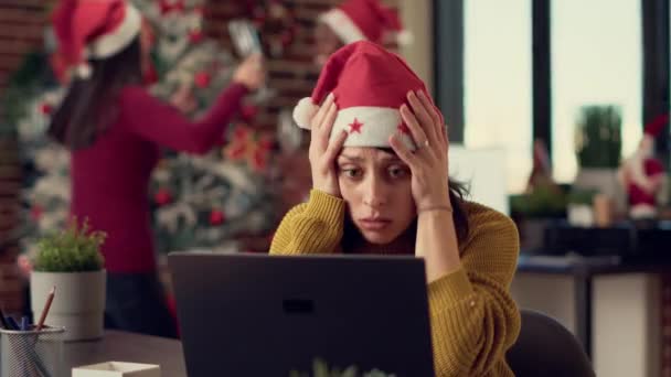 Разочарованная Уставшая Женщина Пытается Работать Шумном Офисе Рождественскими Украшениями Украшениями — стоковое видео