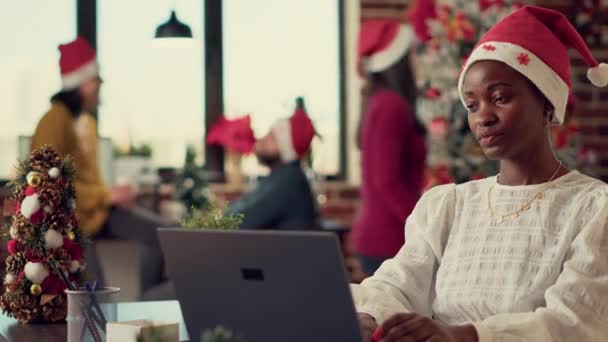 Afrikai Amerikaiak Karácsonyi Ajándékokat Cserélnek Irodában Karácsonyfával Vagy Díszítéssel Díszítve — Stock videók