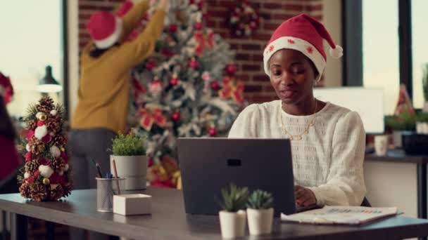 Afro Amerikaanse Vrouw Draagt Kerstmuts Werkt Het Kantoor Van Het — Stockvideo