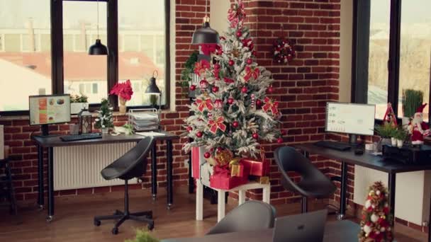Árvore Natal Decorações Escritório Empresa Ornamentos Festivos Luzes Para Celebrar — Vídeo de Stock