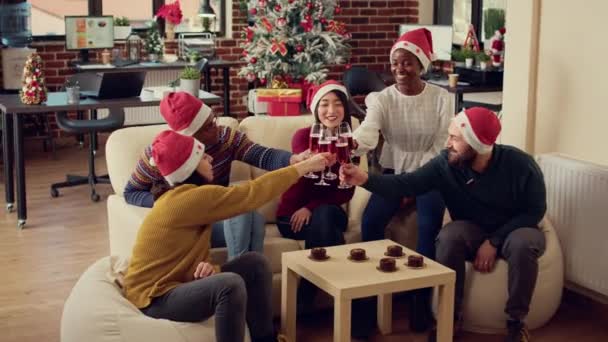 Multi Etnische Groep Mensen Klinkende Glazen Wijn Tijdens Kantoor Kerstfeest — Stockvideo