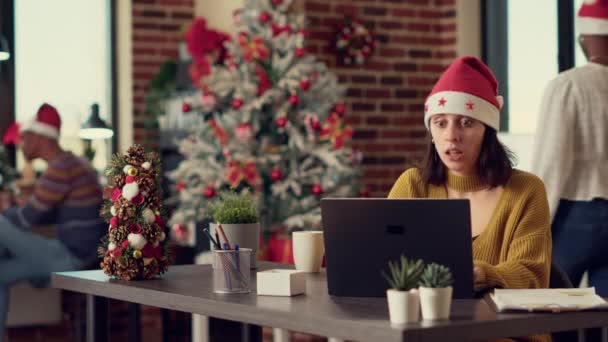 Kantoormedewerkers Vieren Kerstavond Met Geschenken Wisselen Feestelijke Cadeaus Uit Met — Stockvideo