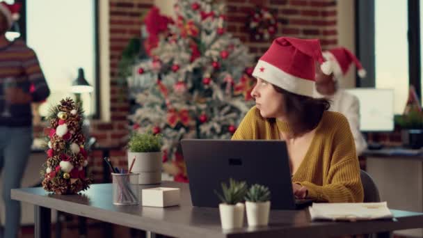 Slavnostní Lidé Vyrušují Stresovanou Ženu Během Vánočních Svátků Cítí Frustrováni — Stock video