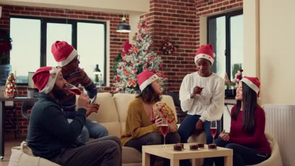 Wieloetniczna Grupa Ludzi Dająca Prezenty Wstążką Jako Świąteczną Tradycję Świętująca — Wideo stockowe