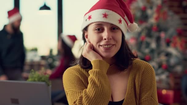 Portret Van Een Jonge Vrouw Met Kerstmuts Werkend Laptop Kantoorruimte — Stockvideo