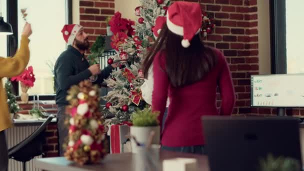 Multi Etnische Groep Van Collega Versieren Kerstboom Zetten Feestelijke Ornamenten — Stockvideo