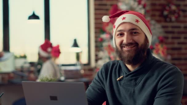 Portret Van Een Feestelijke Man Aan Het Bureau Werken Tijdens — Stockvideo