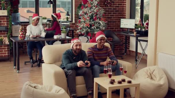 Boldog Emberek Játszanak Videojátékok Konzolon Karácsonykor Irodában Díszített Ünnepi Díszek — Stock videók