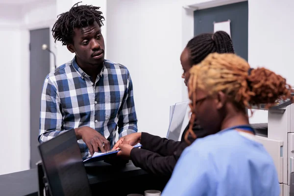 Afro Amerikaanse Medische Team Praten Met Volwassene Bij Receptie Van — Stockfoto
