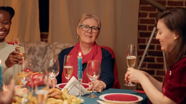 Mulher Sênior Feliz Sentada Mesa Com Parentes Enquanto Desfruta Jantar — Fotografia de Stock