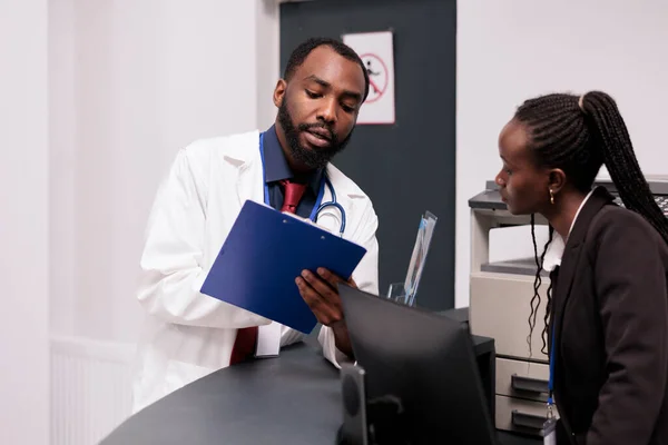 Equipe Afro Americana Trabalhando Relatórios Check Recepção Hospital Analisando Consultas — Fotografia de Stock