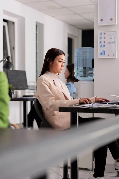 Ofisinde Dizüstü Bilgisayarda Çalışan Genç Asyalı Bir Kadın Yerinin Bilgisayarında — Stok fotoğraf