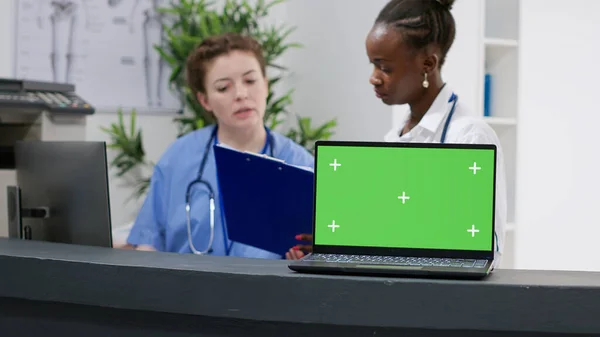 Laptop Greenscreen Display Hospital Reception Counter Used Medical Team Working — Fotografia de Stock