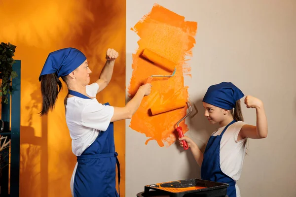 Familjen Använder Orange Färg För Att Måla Lägenhetsväggar Hemma Måla — Stockfoto