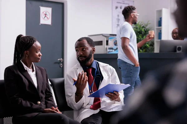 Médecin Afro Américain Patient Lors Consultation Visite Contrôle Parlant Des — Photo