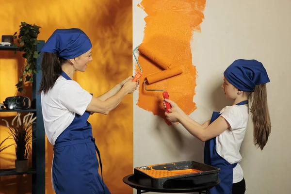 Jongeren Schilderen Oranje Muren Thuis Met Behulp Van Kleur Verf — Stockfoto