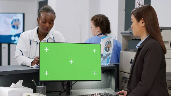 Diverse Medical Team Using Computer Greenscreen Reception Counter Facility Staff — Stockfoto