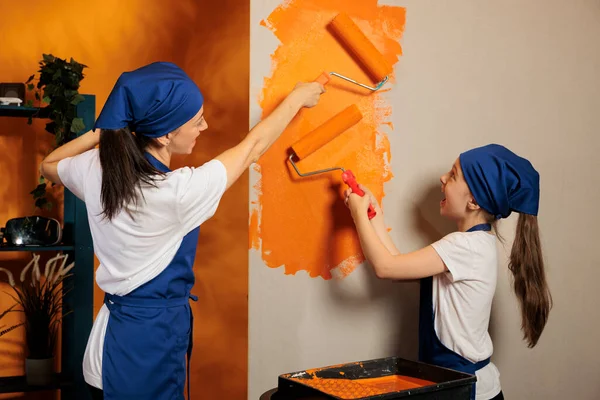 Glad Familj Målning Orange Väggar Hemma Med Hjälp Roller Borste — Stockfoto