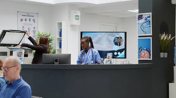 Patient Cervical Collar Having Appointment Medic Waiting Hospital Reception Desk — Stockfoto