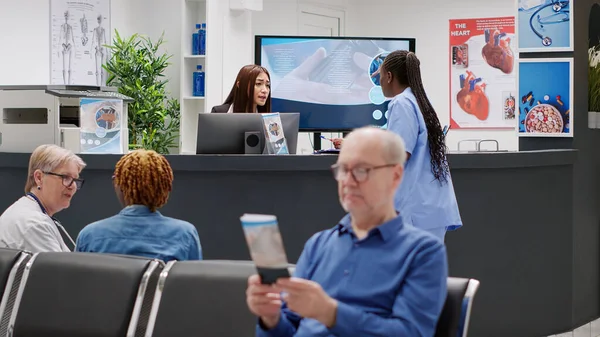 Diverse Medical Staff Working Appointments Reception Desk Hospital Lobby Nurse — Foto de Stock