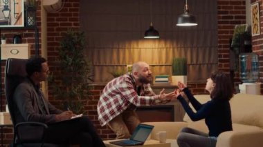 Evli çift sorunlar ve anlaşmazlıklardan şikayetçi, terapi seansında psikiyatrist ile tartışıyorlar. Erkek ve kadın evlilik için kavga ediyor, profesyonel yardım alıyorlar..