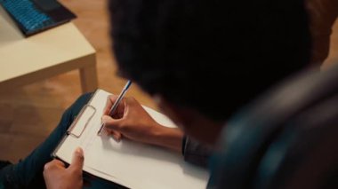 Psikoloji danışmanı terapi seansında not alıyor, ilişki sorunları yaşayan erkekleri dinliyor. Evli bir insana yardımcı olmak için evlilik danışmanlığı yapıyorum. Kapat..