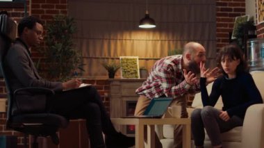 Uzmanlarla danışmanlık toplantısına katılan ve ilişki sorunları hakkında tartışan insanlar. Çatışmaları çözmeye çalışan evli bir çift, terapide kavga ediyorlar. El kamerasıyla..